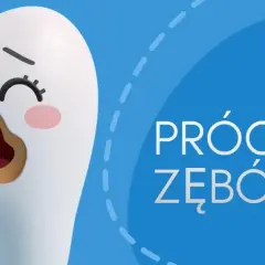 Smutny ząbek z dziurą, symbolizujący próchnicę u dziecka. Napis "PRÓCHNICA ZĘBÓW" na niebieskim tle.