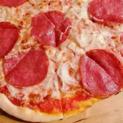 Pizza z salami i cebulą. Zastanawiasz się, ile kalorii ma salami na tej pizzy?