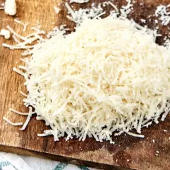 Stos parmezanu **parmigiano reggiano do czego** użyć? Idealny do posypania makaronu, risotto, zup i sałatek.