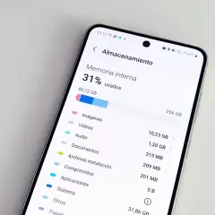Pantalla de móvil mostrando el uso de almacenamiento. Aprende cómo vaciar la nube y liberar espacio.