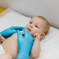 Dziecko otrzymuje krople, które mogą pomóc w zapobieganiu rotawirus, łagodząc jego objawy.