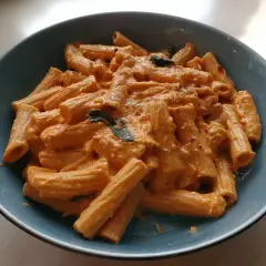 En skål med krämig vodka pasta, toppad med chiliflakes och parmesan. En riktig klassiker!