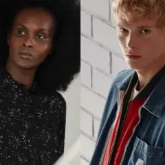 Kobieta w czarnej sukience w białe wzory i mężczyzna w dżinsowej kurtce z czerwoną podszewką, oboje ubrani w stylowe ubrania marki Makia.