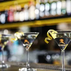 Tre eleganta martiniglas med citronzest, redo för en James Bond-drink.
