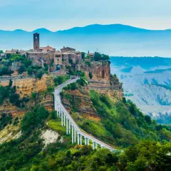 Civita di Bagnoregio, un borgo antico arroccato su una rupe, collegato da un ponte pedonale.