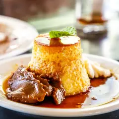 Flan casero con caramelo y dulce de leche, ideal para tus recetas de flan.