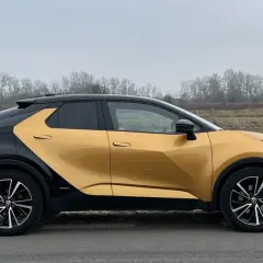 Nowy Toyota C-HR w dwukolorowym malowaniu, złoto-czarnym. Sprawdź jego atrakcyjną cenę i zamów jazdę próbną!