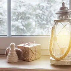 Jak ozdobić parapet w sypialni - 7 inspirujących pomysłów na dekoracje