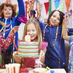 Niños celebrando un cumpleaños con pastel y globos. ¡Muchas actividades divertidas para niños!