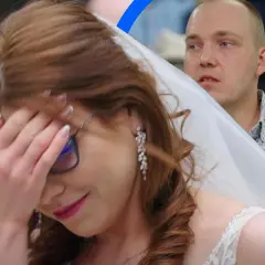 Emocje na ślubie od pierwszego wejrzenia. Panna młoda zakrywa twarz, pan młody patrzy z niepokojem.