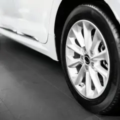Biała Mercedes A klasa z felgami i oponami. Rozmiar opon jest kluczowy dla komfortu jazdy.