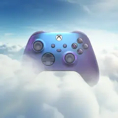 Fioletowo-niebieski kontroler Xbox unoszący się na tle nieba i chmur.