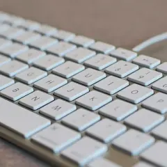 Klawiatura mechaniczna jak nowa? Skuteczne czyszczenie pod klawiszami