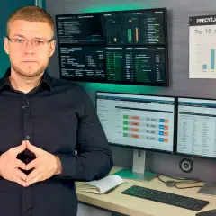 Mężczyzna w okularach przed ekranami z wykresami i danymi. Analiza danych, optymalizacja zapytań **sql**.