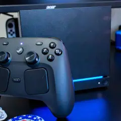 Steam Controller und Konsole mit blauer Beleuchtung. Ein Blick auf den Steam Machine Preis und das Gaming-Setup.
