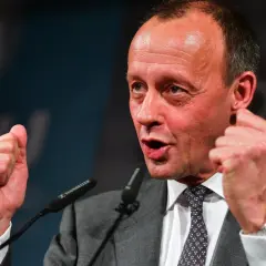 Der Parteivorsitzende der CDU, Friedrich Merz, gestikuliert leidenschaftlich bei einer Rede.