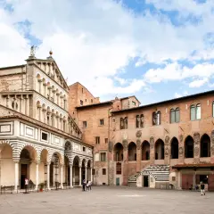 Piazza antistante la cattedrale di San Zeno, con la facciata romanica a bande bianche e nere e palazzi circostanti in mattoni.