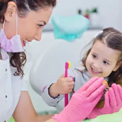 Kiedy pierwszy raz do dentysty? Kluczowe informacje dla rodziców