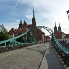 Most Tumski we Wrocławiu, z kłódkami miłości i katedrą w tle. Idealne miejsce, by zobaczyć Wrocław.