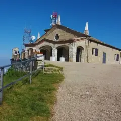 Edificio storico con antenne sul Monte Penice. Cosa vedere: la vista panoramica e l'architettura.