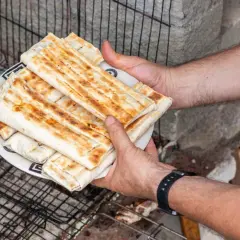 Talerz pełen pysznego, grillowanego kebab z wieprzowiny, gotowy do podania.