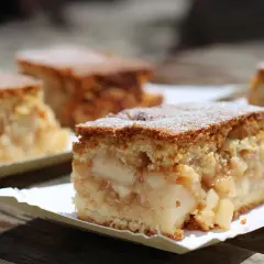 Pyszna szarlotka, idealna na deser. Zastanawiasz się, ile czasu piec szarlotkę, by była tak apetyczna?