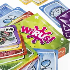 Kolorowe karty do gry "Wirus!" przedstawiają elementy medyczne i wirusy. Na jednej z kart widać postać wstrzykującą sobie coś z strzykawki.