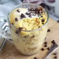 En saftig mug cake med chokladbitar, pudrad med florsocker. Perfekt för en snabb fikastund.