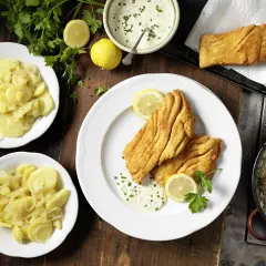 Knusprig gebackener Karpfen mit Kartoffelsalat und Remoulade. Ein Festmahl, das nach Sommer schmeckt.