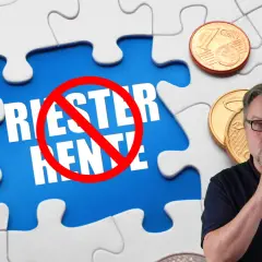 Mann mit Brille macht "psst" vor Puzzleteil mit durchgestrichener "Riester Rente". Euro-Münzen liegen herum.