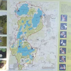 Karte des Naturschutzgebiets mit 16 Seen, darunter Pelhamer See und Langbürgner See. Informationen zu Flora und Fauna.
