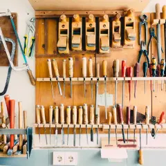 Un atelier bien rangé avec des outils à bois organisés. Une belle idée d'aménagement pour un espace de travail fonctionnel.
