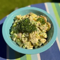 Krämig potatissallad med persilja, perfekt för sommarens grillkvällar. Ett enkelt potatis recept som alla älskar.