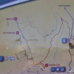 Mapa szlaków turystycznych na Maderze, pokazujący trasy lewadów, w tym 25 Fontes i Risco.