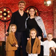 Griezmann z rodziną. Uśmiechnięty piłkarz pozuje z żoną i trójką uroczych dzieci.