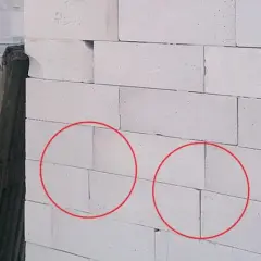 Ściana z bloczków suporeksu, zaznaczone miejsca wskazują na potrzebę użycia tarki do suporeksu do wyrównania powierzchni.