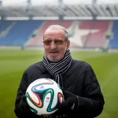 Wojciech Kwiecień, z piłką w rękach, na tle stadionu. Jego majątek to lata pracy i pasji do futbolu.