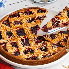 Linzertorte Rezept Landfrauen: Ein Klassiker mit Marmelade und Mandelblättchen, perfekt für den Kaffeetisch.