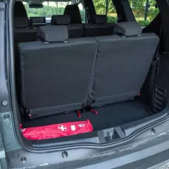 Bagażnik Dacia Jogger z rozłożonymi siedzeniami. W środku apteczka. Dacia Jogger opinie: praktyczny i przestronny.