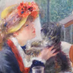 Une jeune femme coiffée d'un chapeau fleuri enlace un petit chien, dans le style d'un peintre impressionniste.