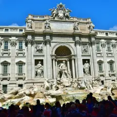 Fontana di Trevi, un capolavoro barocco. Vicino, scopri vicoli e piazze nascoste, un'esperienza unica per chi cerca cosa vedere vicino alla Fontana di Trevi.