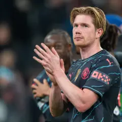 Kevin De Bruyne, w barwach Manchesteru City, klaszcze w dłonie.