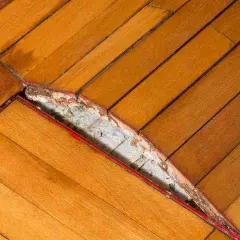 Parquet sollevato e danneggiato, un problema comune per la riparazione parquet sollevato fai da te.