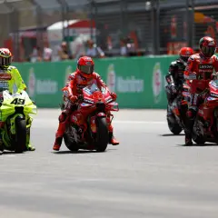 Pilotos de MotoGP en la parrilla de salida, listos para un intenso motogp test. El número 63 de Ducati destaca.