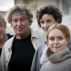Alex Schulman och hans syster Molly Schulman med familj.