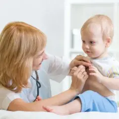 Chrypka u niemowlaka: kiedy do lekarza i co może to oznaczać