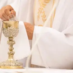Jak rozłożyć kielich na ołtarzu - kluczowe kroki i tradycje
