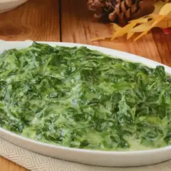 Un plat crémeux d'épinards, parfait pour accompagner votre repas. Une recette épinard simple et savoureuse.