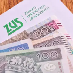 ZUS i polskie banknoty. Czy wiesz, ile procent wynosi emerytura pomostowa?