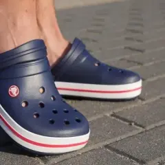Czy crocsy się rozciągają? Odkryj, jak dbać o ich idealne dopasowanie